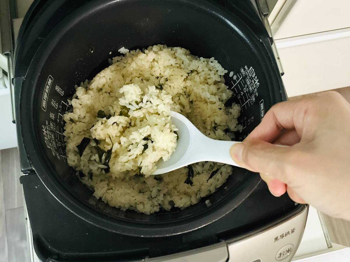 おうちごはんせいさくぶさん「わかめスープのもとでわかめ炊き込みご飯」のレシピ