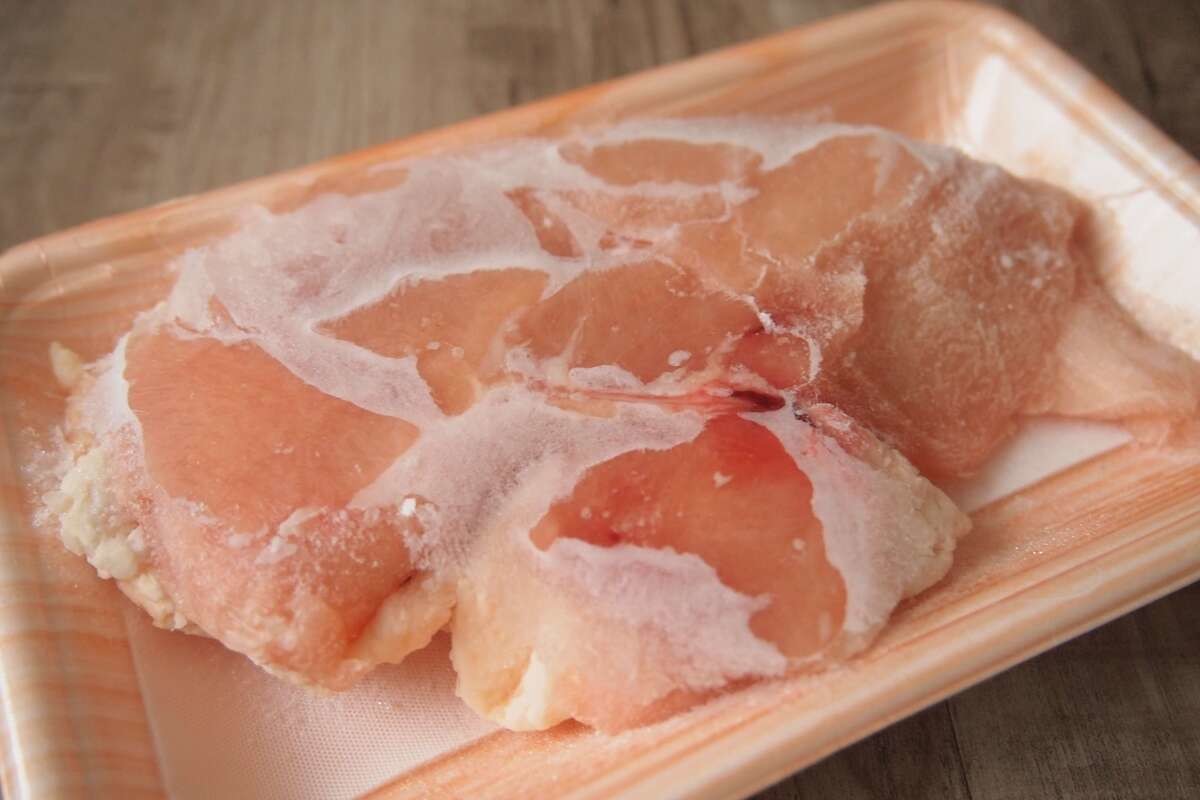 冷凍肉を室温で常温解凍するリスクと、より安全な解凍方法