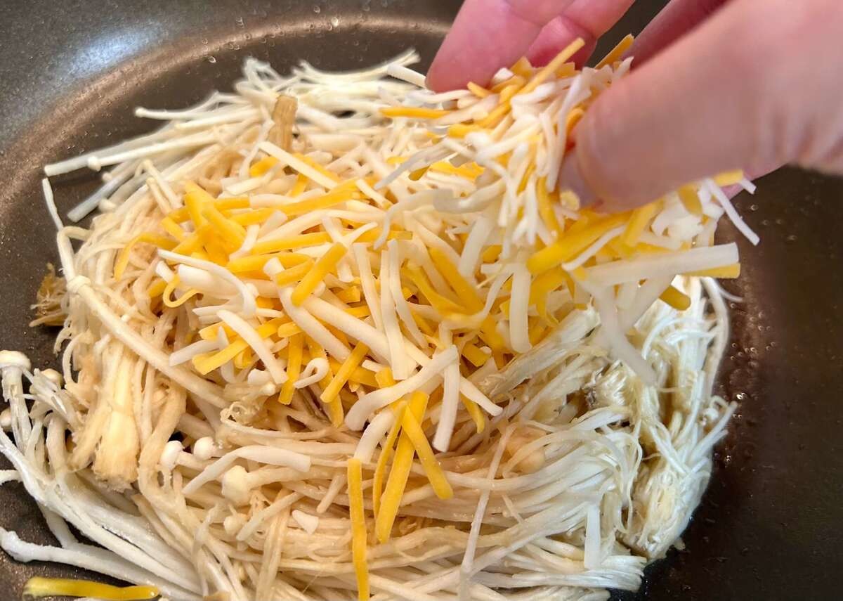 アキオさん「エノキチーズガレット」