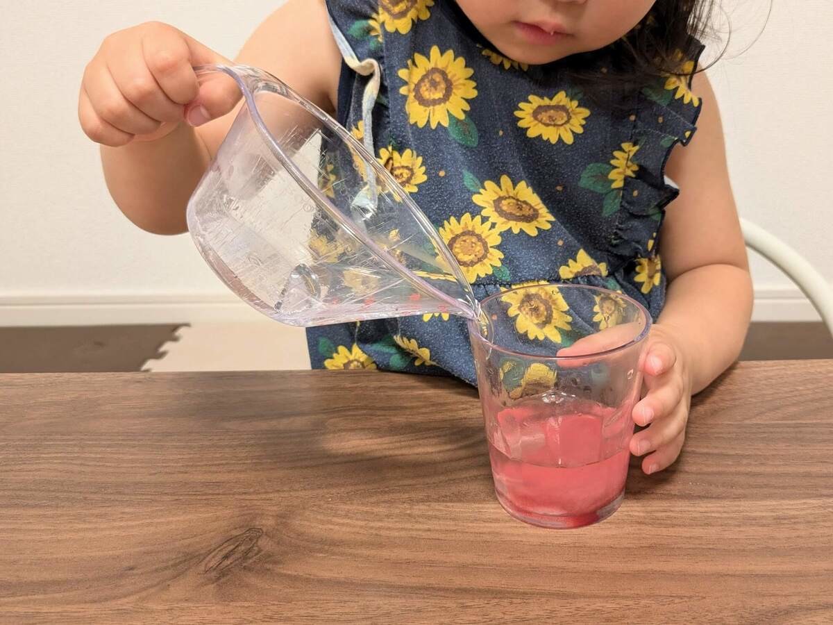 まるで色水遊び！？「カラフルゼリーの素」