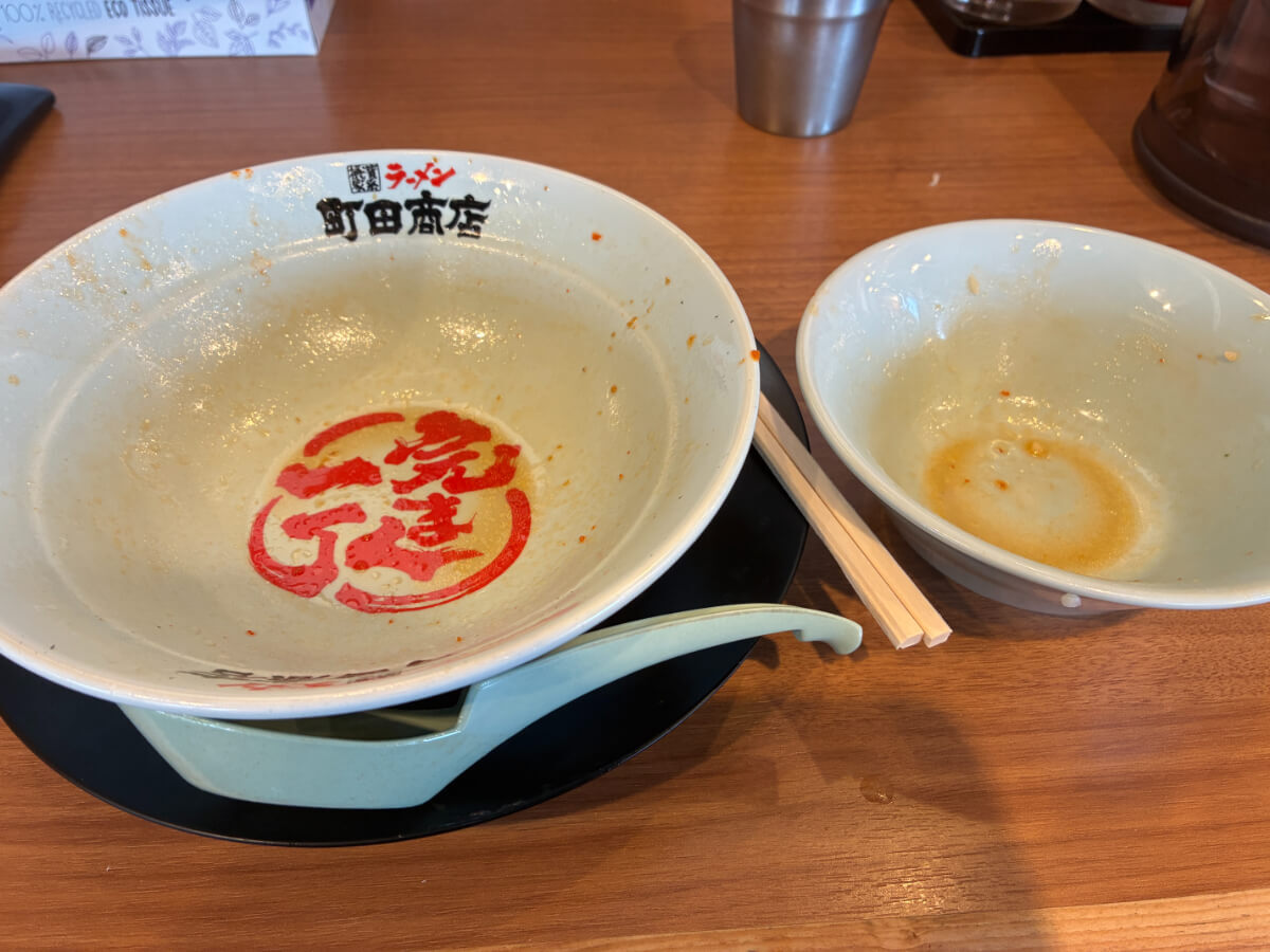 町田商店「豚骨醤油ラーメン＋ライス」の背徳感たっぷりの食べ方