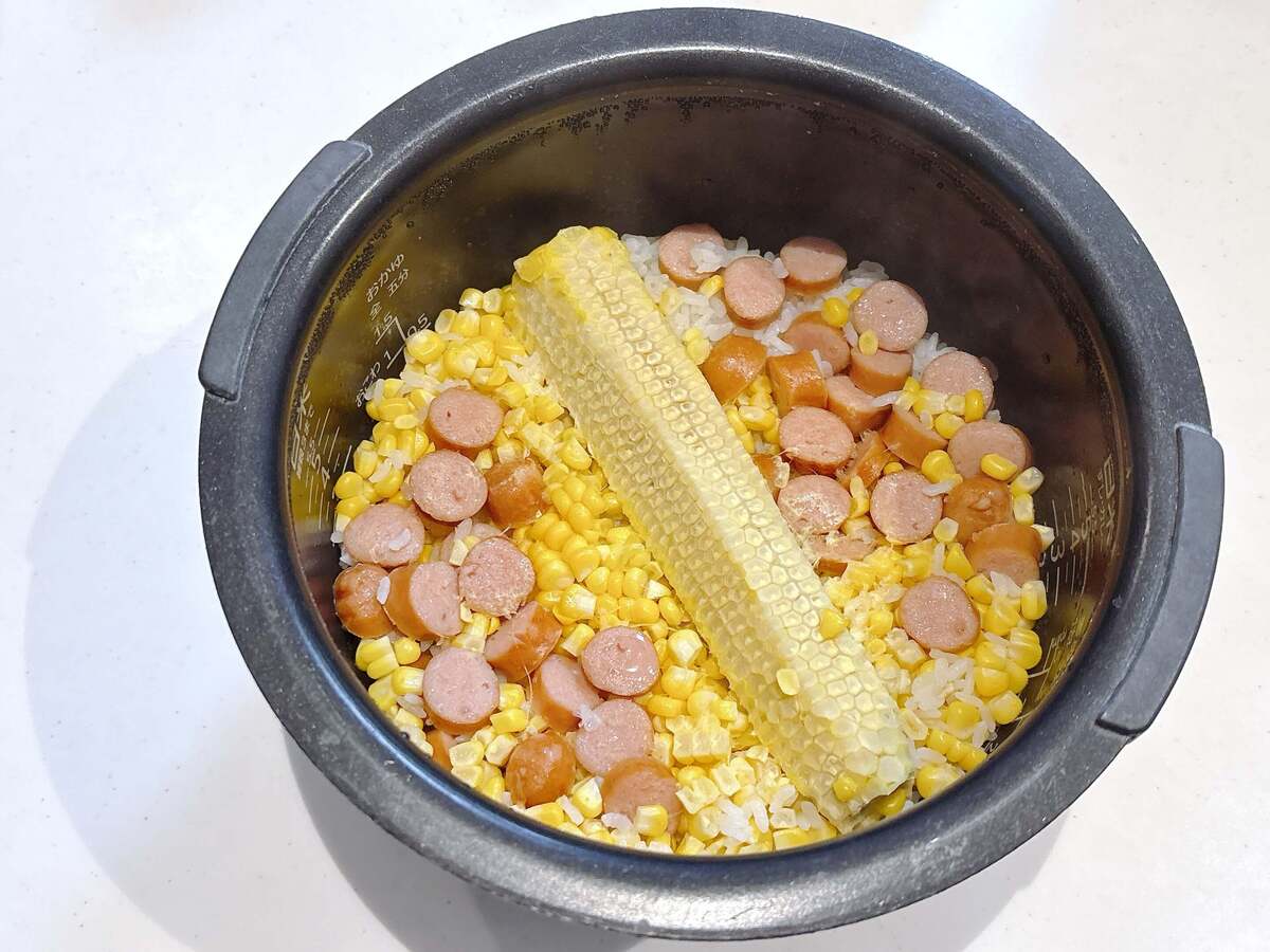 岩崎ファーム「とうもろこしとウインナーの炊き込みご飯」のレシピ