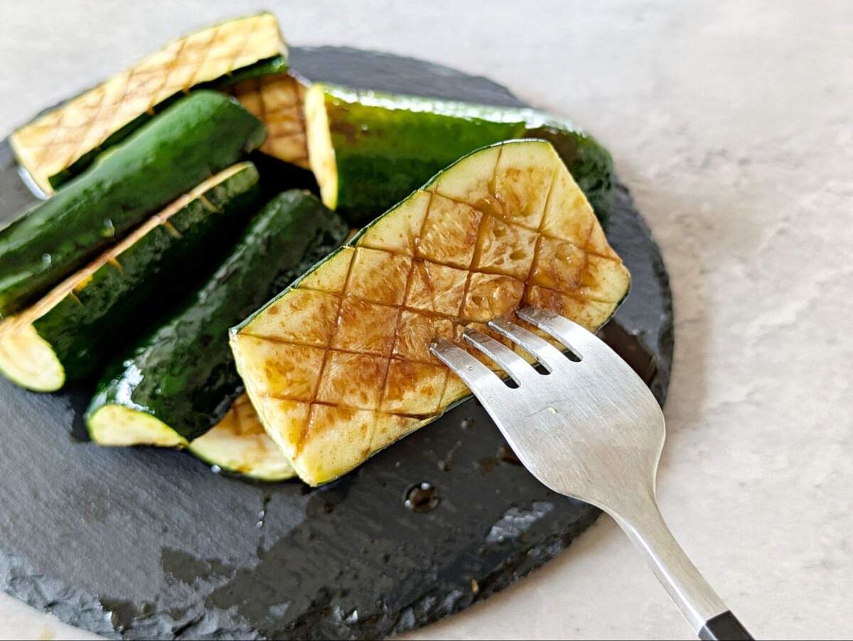 ズッキーニのしぼ生ステーキ【味つけは生しょうゆだけ】