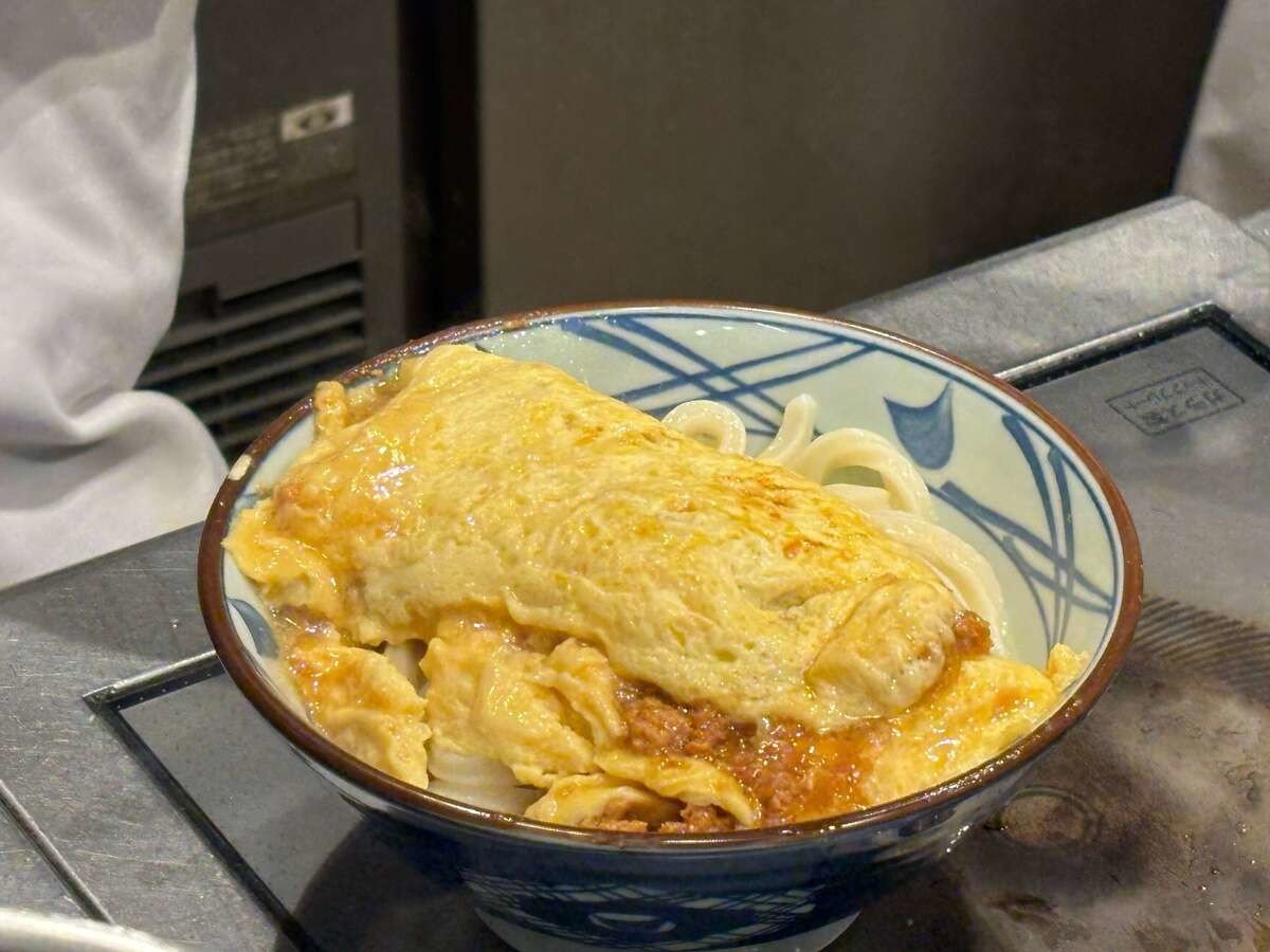 丸亀製麺「だし玉肉づつみうどん 並（税込890円）」