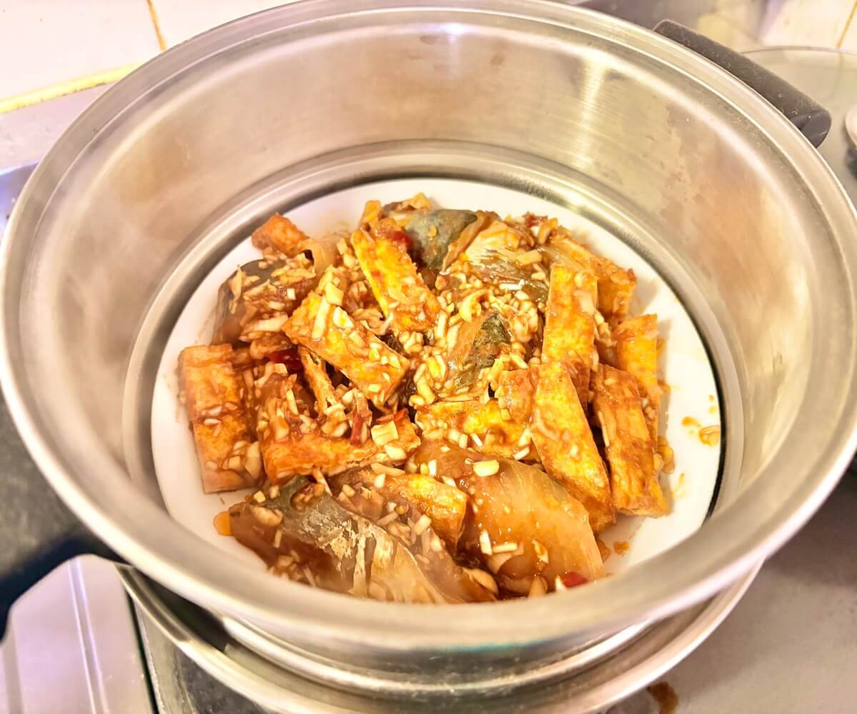 アジと油揚げの香味蒸し