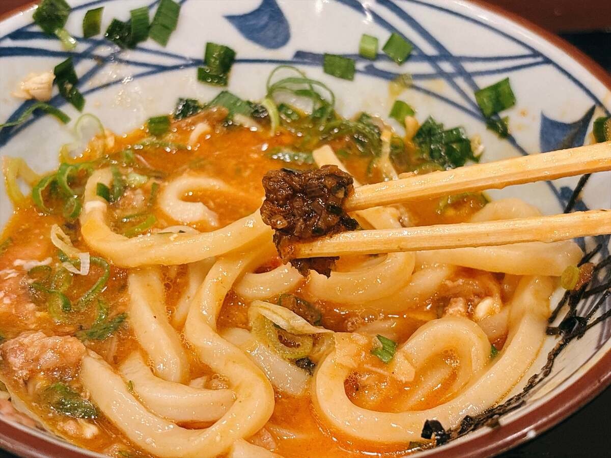 【丸亀製麺】注目の新作「肉辛まぜうどん」を実食レビュー