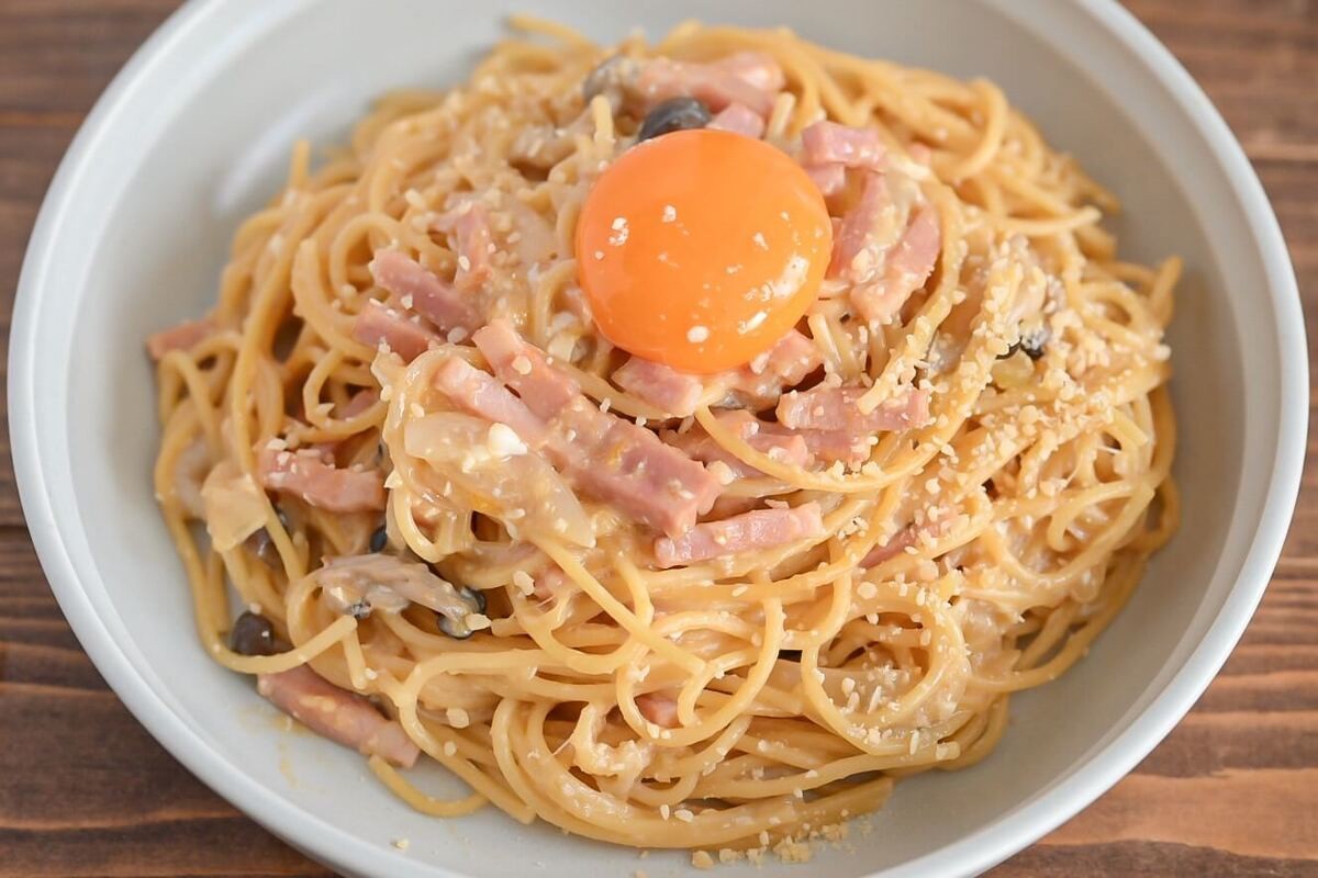 「厚切りベーコンときのこのぽん酢カルボナーラ風」