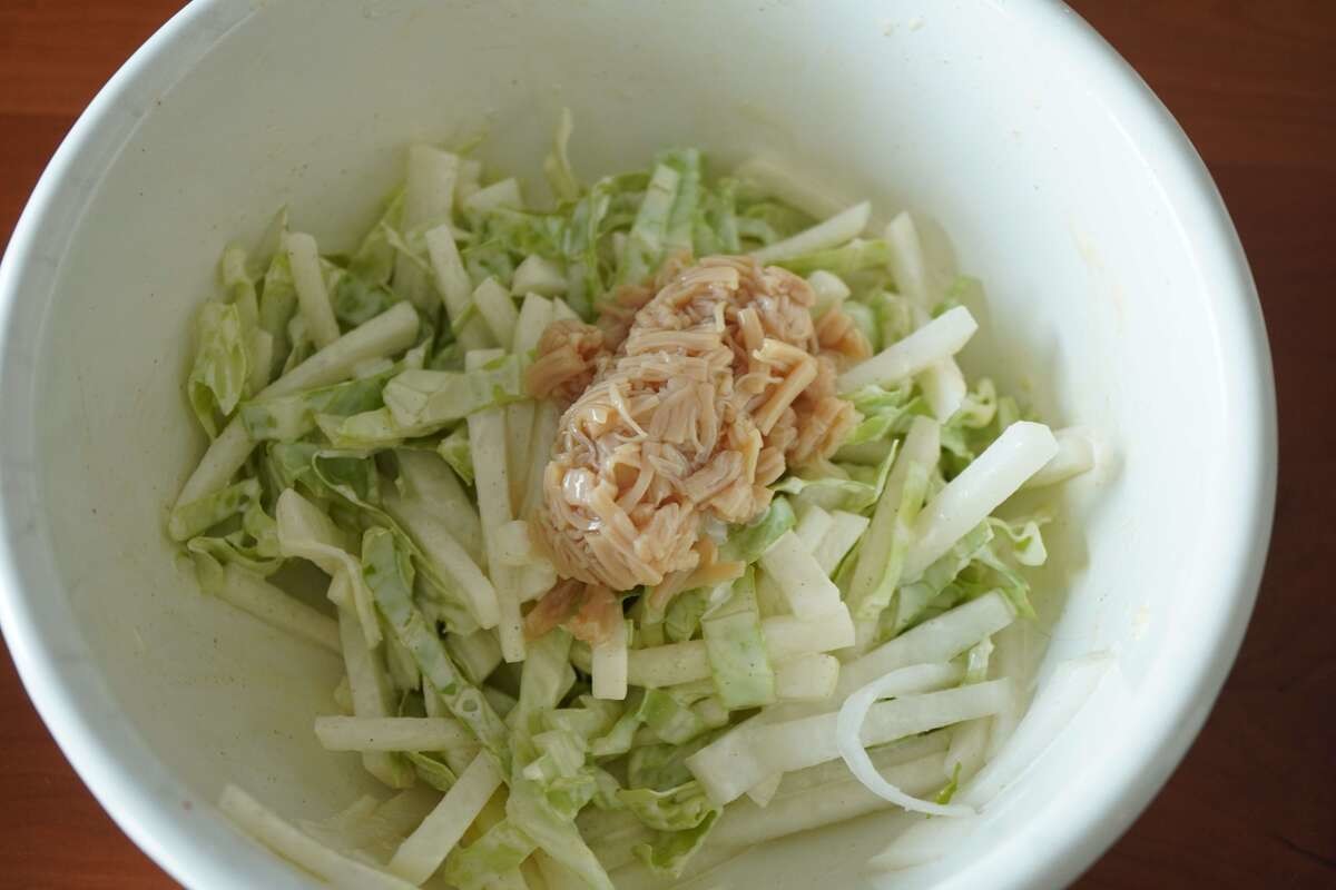 「大根とキャベツ・ホタテの水煮サラダ」