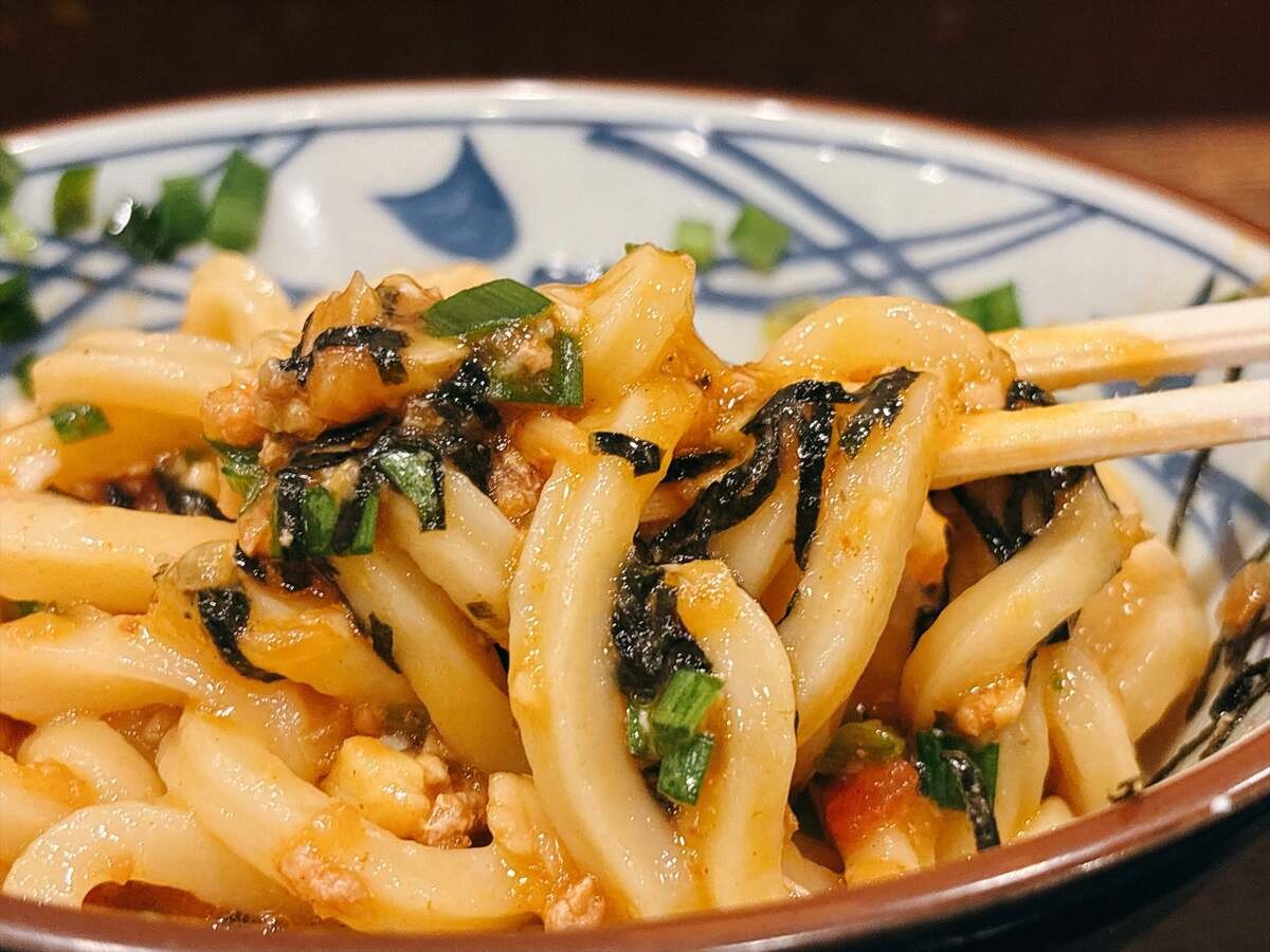 【丸亀製麺】注目の新作「肉辛まぜうどん」を実食レビュー