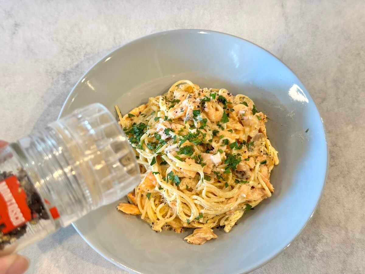 クレハ公式「レンジde鮭クリームパスタ」