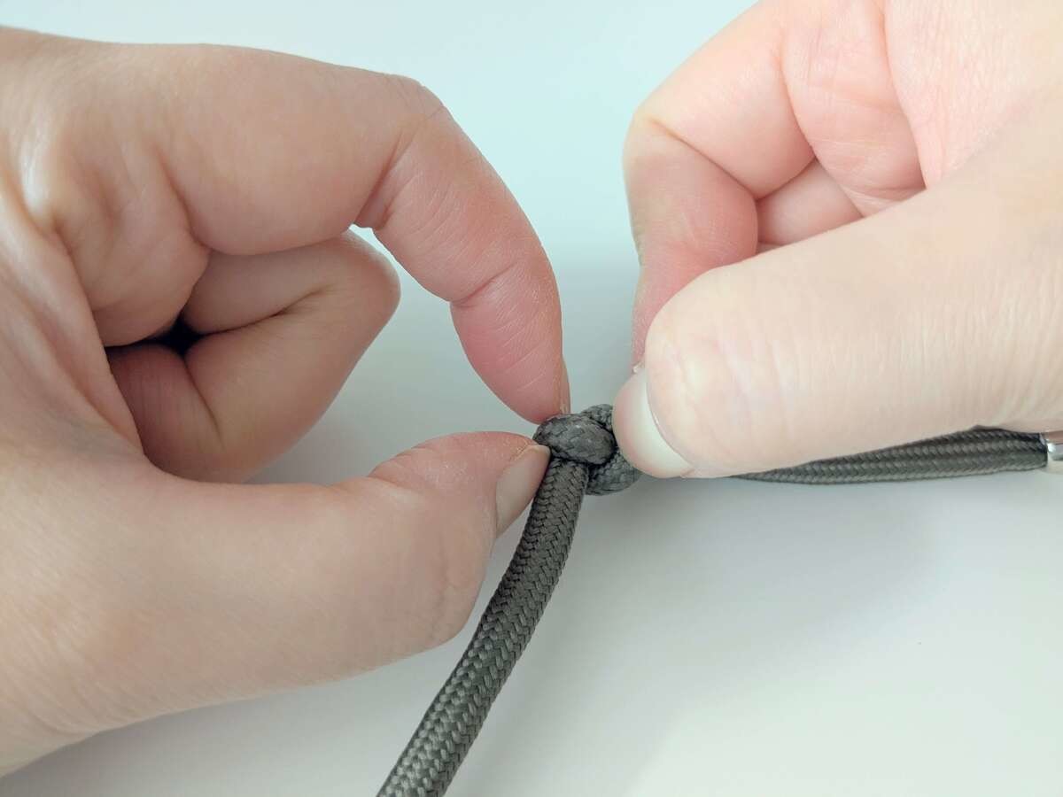 ガチガチに結ばれた紐を一瞬でほどく裏ワザ