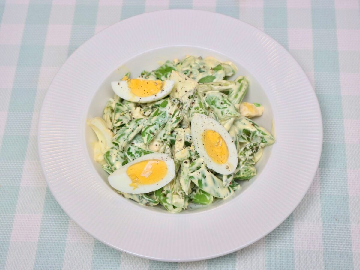 スナップえんどうとアスパラとたまごのデリサラダ
