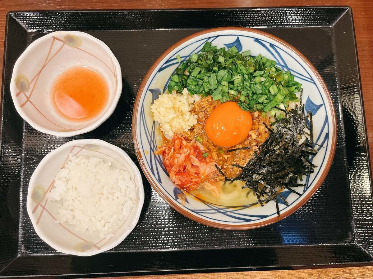 【丸亀製麺】注目の新作「肉辛まぜうどん」を実食レビュー