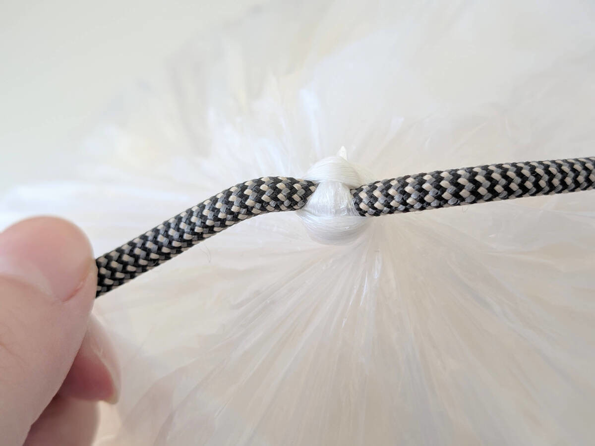 パンパンになったポリ袋を簡単に縛る裏ワザ