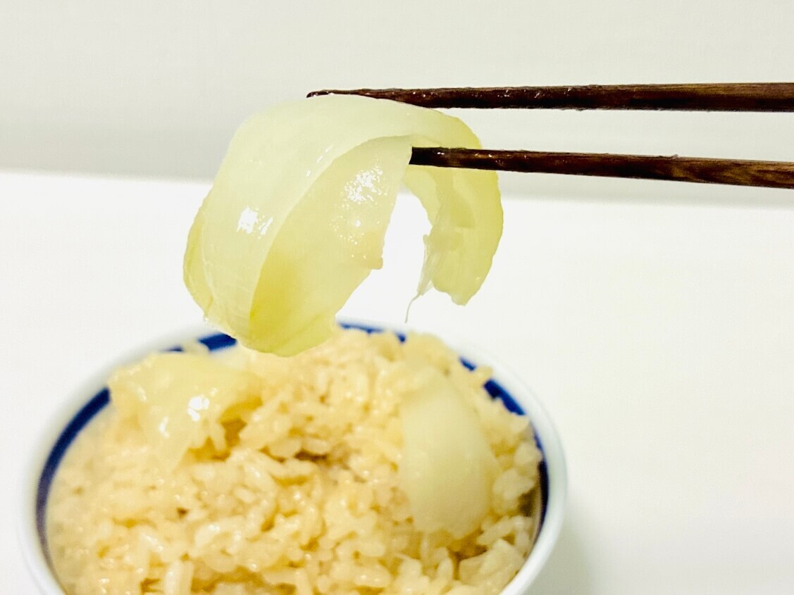 サンドウィッチマン＆芦田愛菜の博士ちゃん「玉ねぎ丸ごと炊き込みご飯」のレシピ