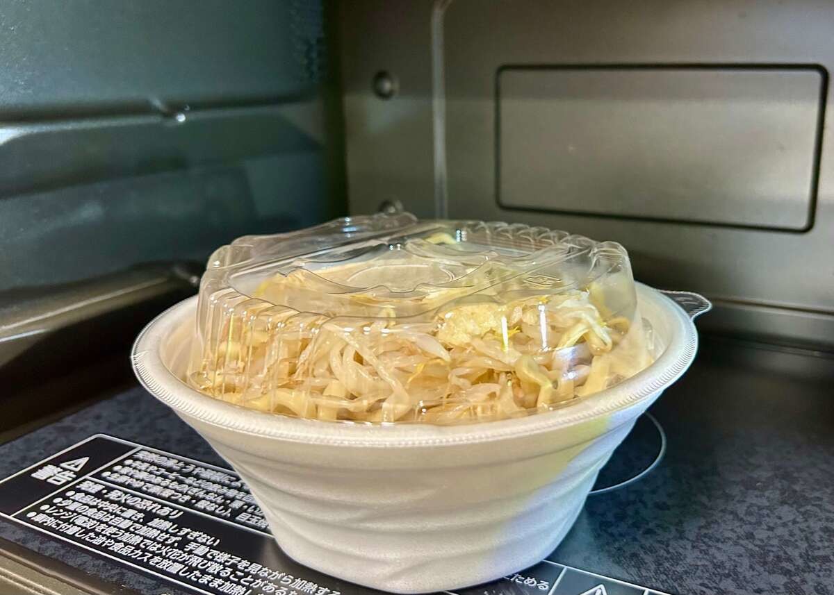 ファミマ「ラーメン荘 歴史を刻め監修 豚骨醤油 豚ラーメン」