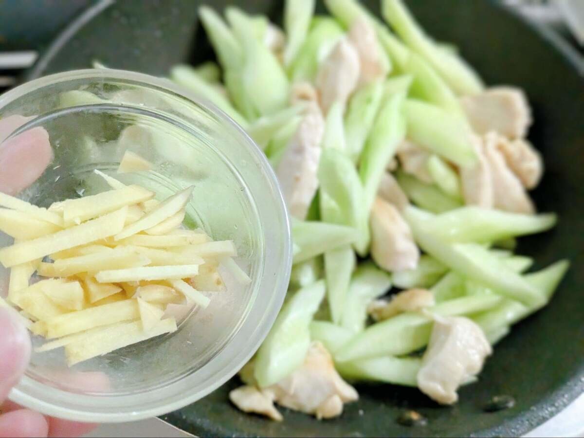 栗原はるみさん「きゅうりと鶏肉の炒めもの」