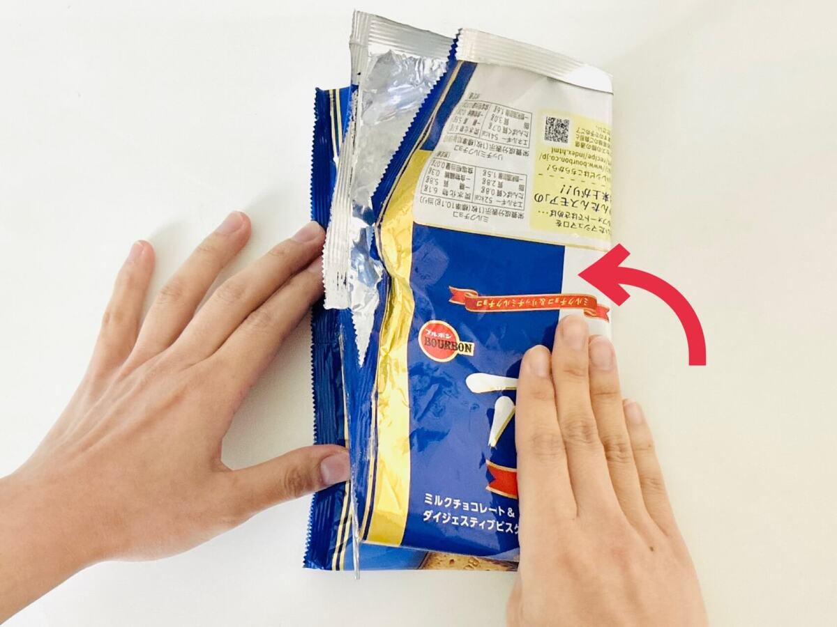 個包装されたお菓子の大袋、捨てたらダメ