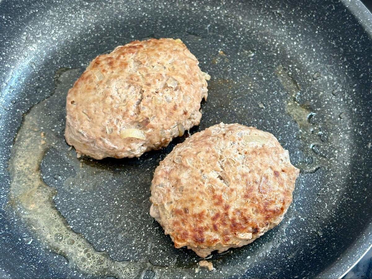 知らないとヤバイ！ハンバーグ作りのNG行動3選