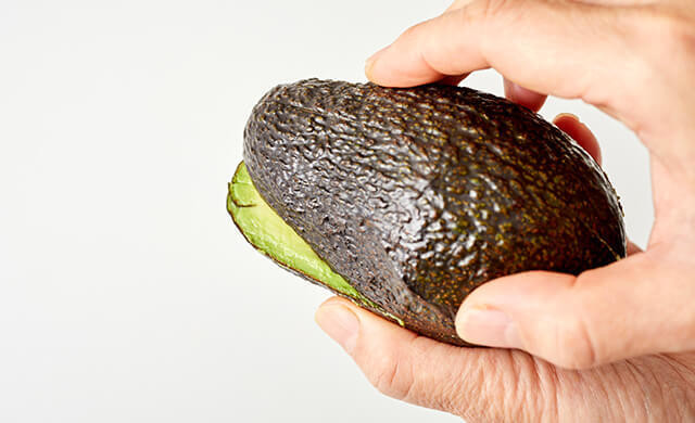 アボカドの種・皮の外し方ガイド