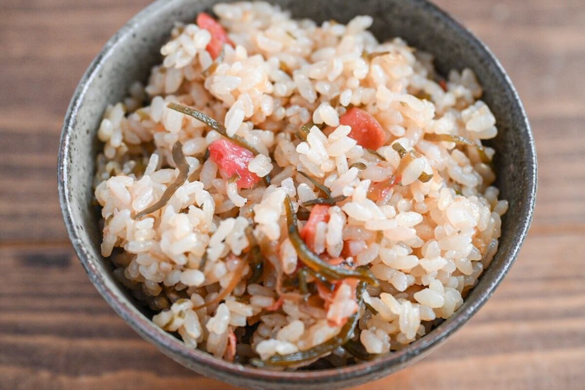 塩こんぶと梅の炊き込みご飯