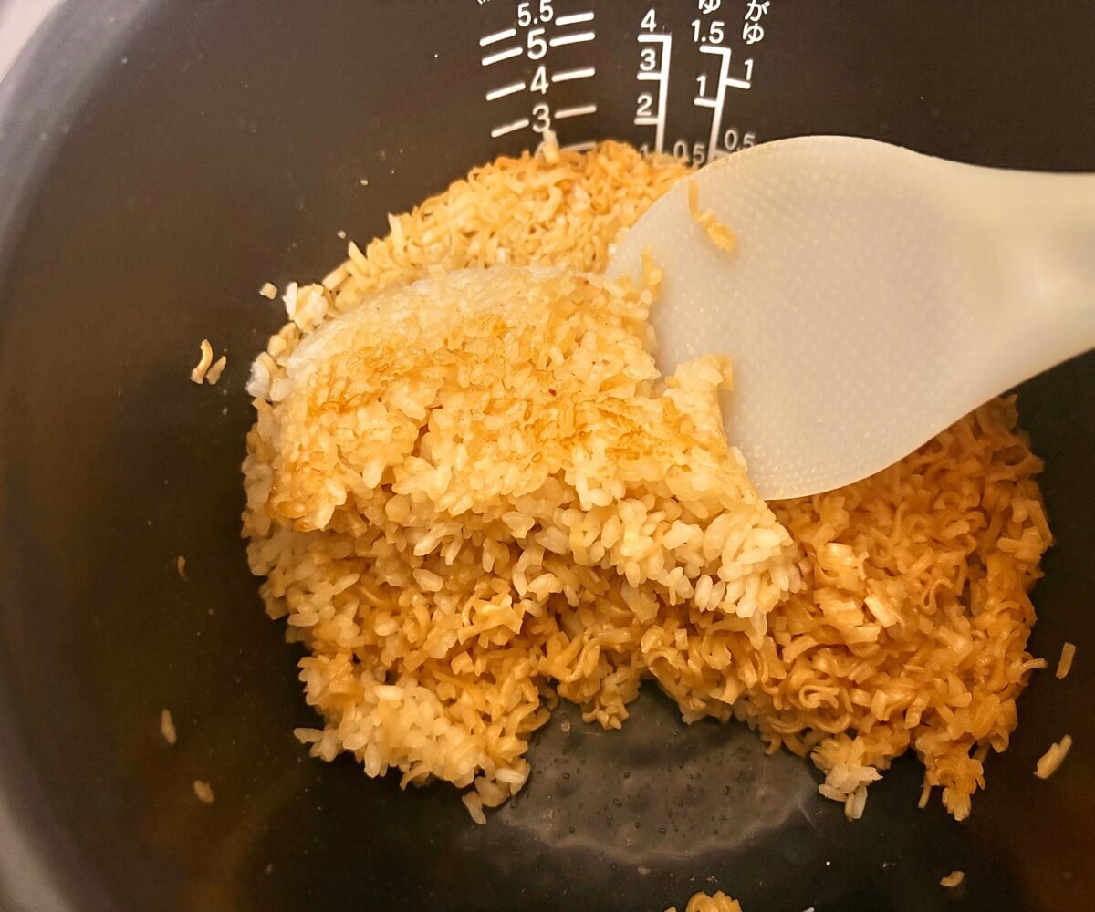 炊飯器で簡単!カップヌードルで作るシーフードピラフ