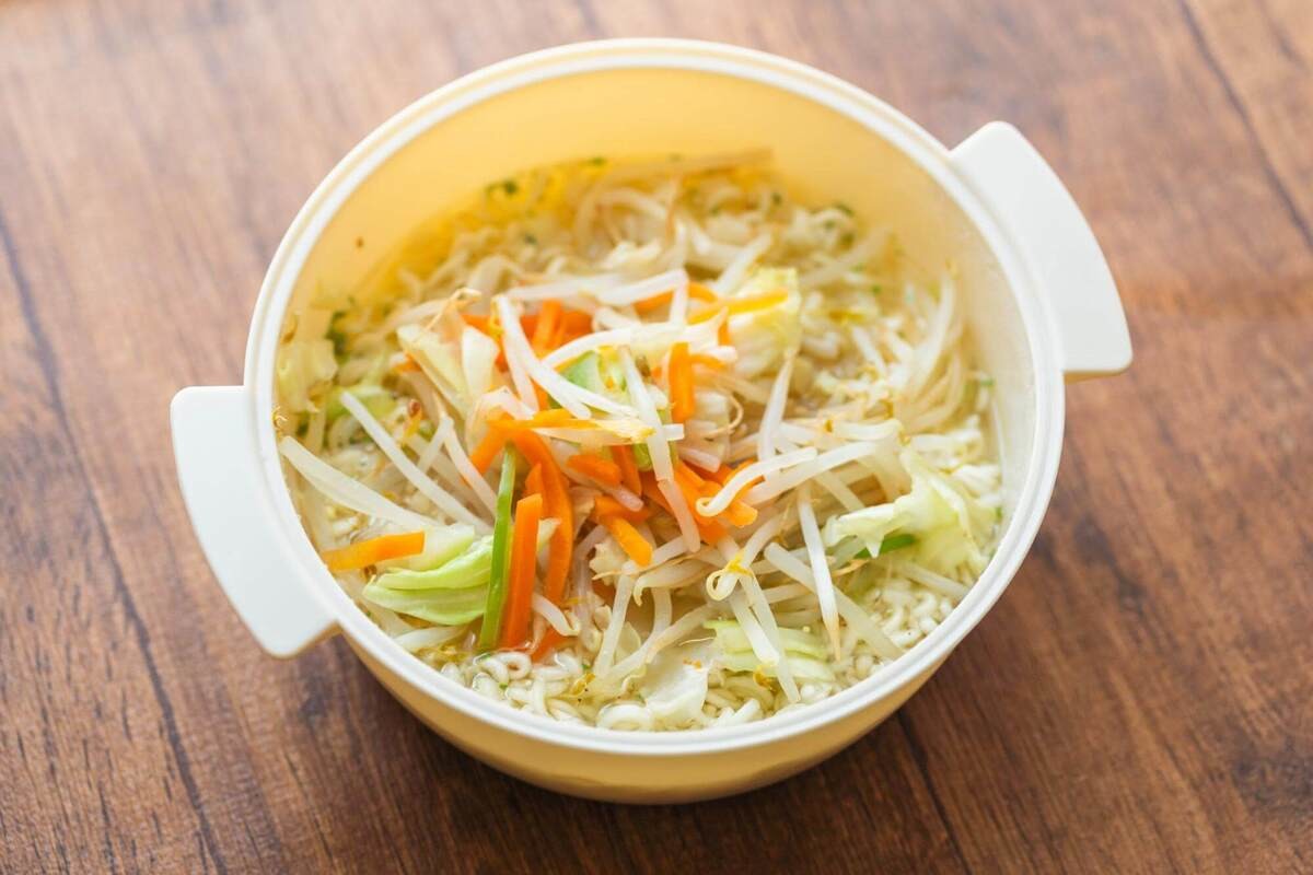 ザル付きでさらに進化！電子レンジで簡単にラーメン調理