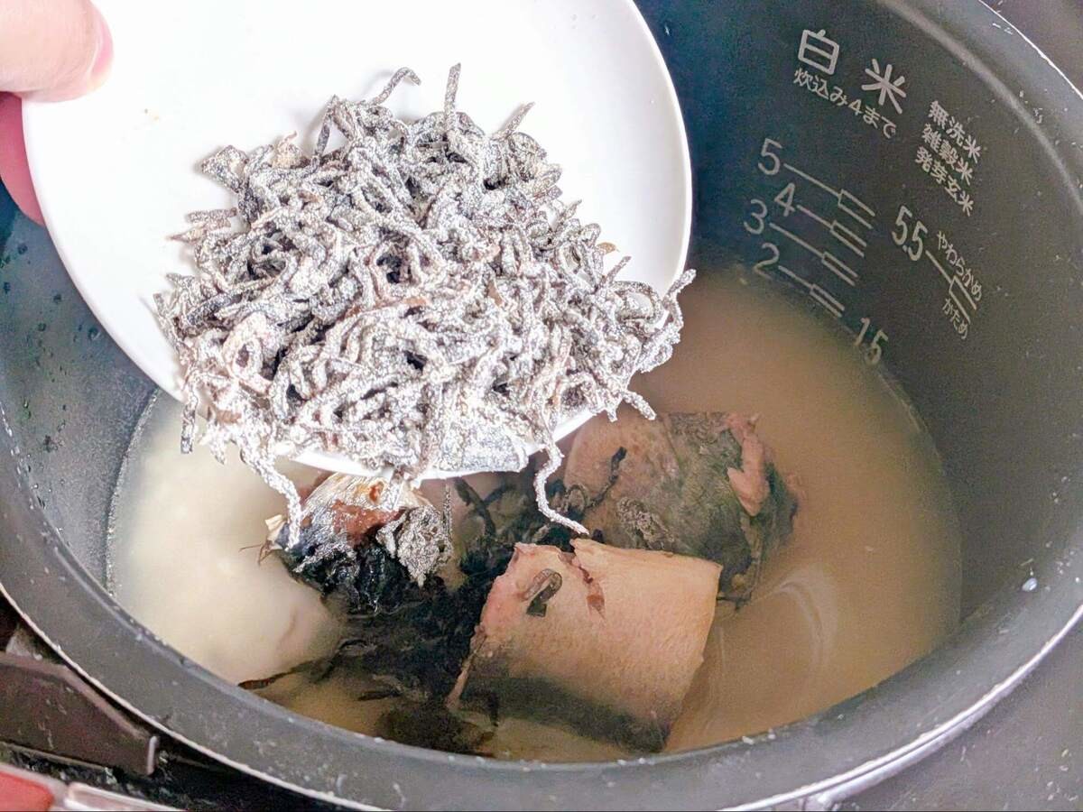 塩こんぶとさば缶の炊き込みご飯