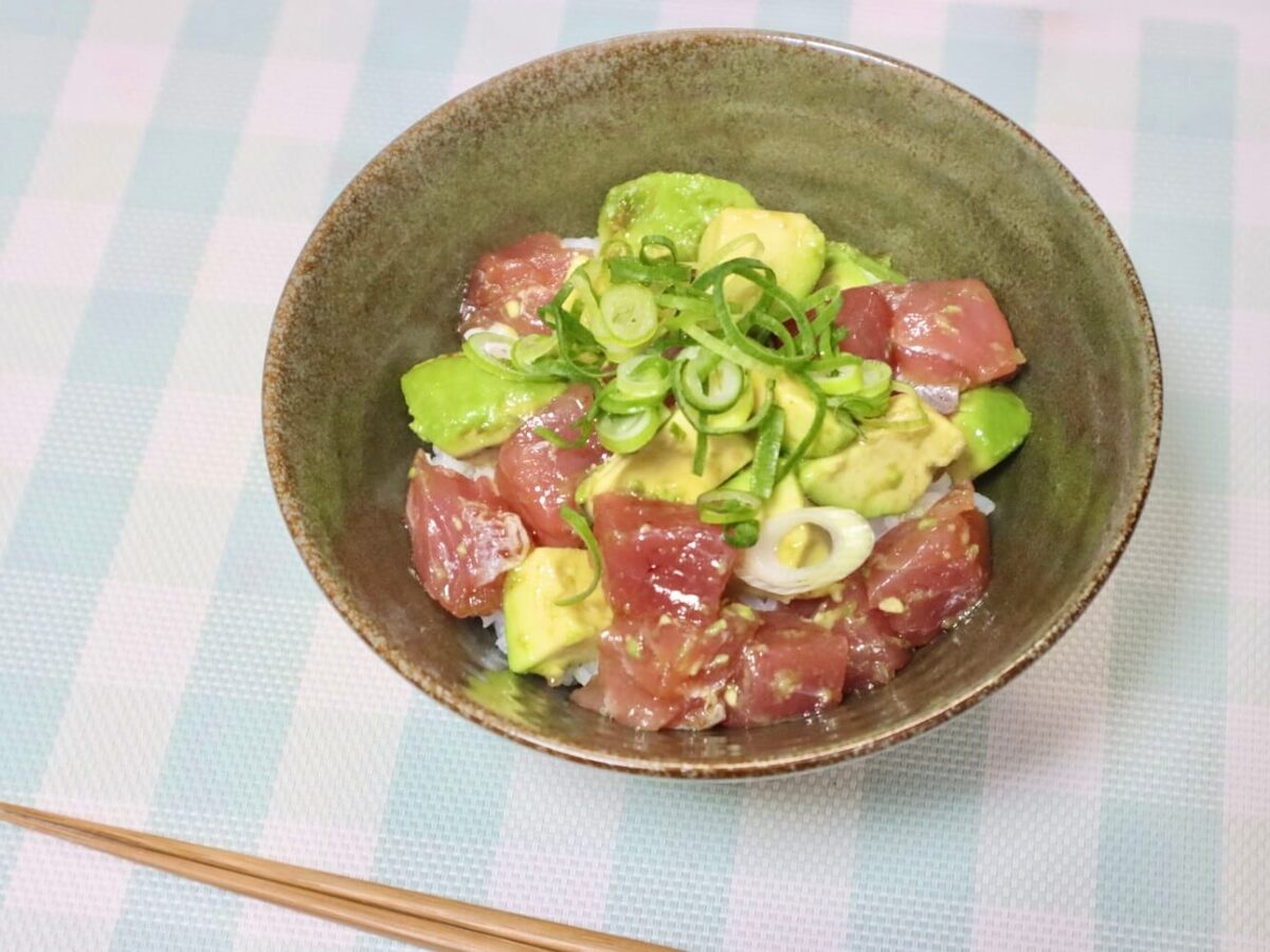 ヒガシマル醤油公式「まぐろとアボカドのうどんスープポキ」のレシピ