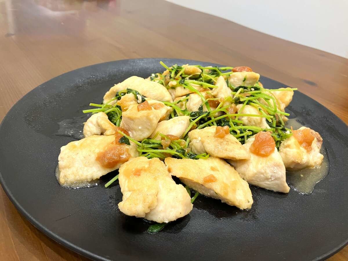 牛尾理恵さん「鶏むね肉の梅豆苗炒め」