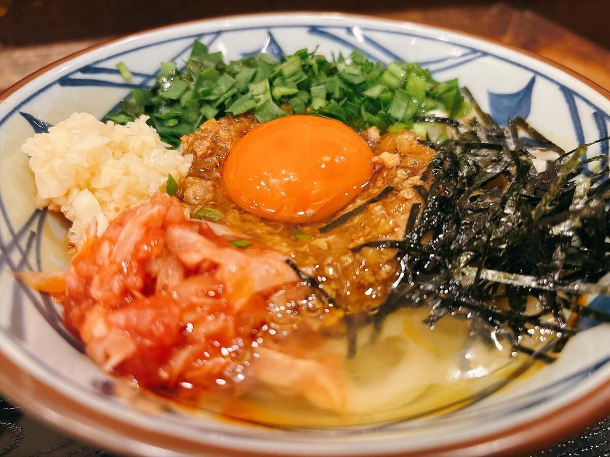 【丸亀製麺】注目の新作「肉辛まぜうどん」を実食レビュー
