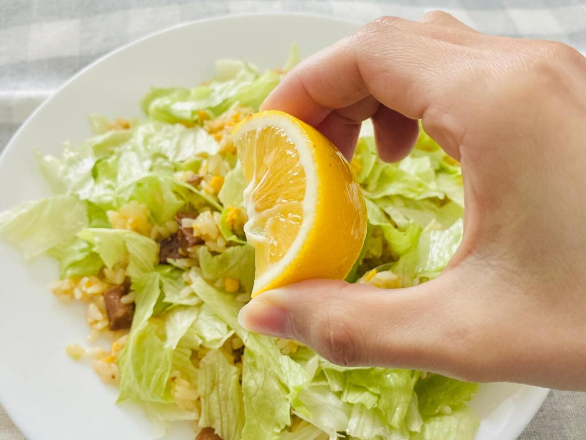 冷凍炒飯のアレンジ「レタス＆レモン」
