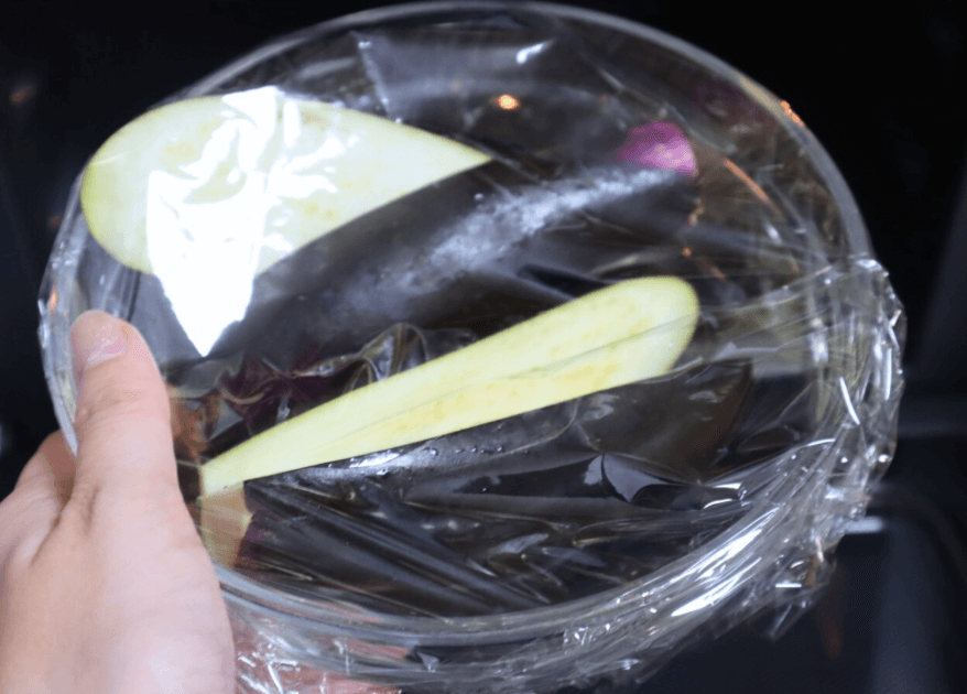 レンジで完結できちゃう♡「なすのピリ辛ユッケ風」