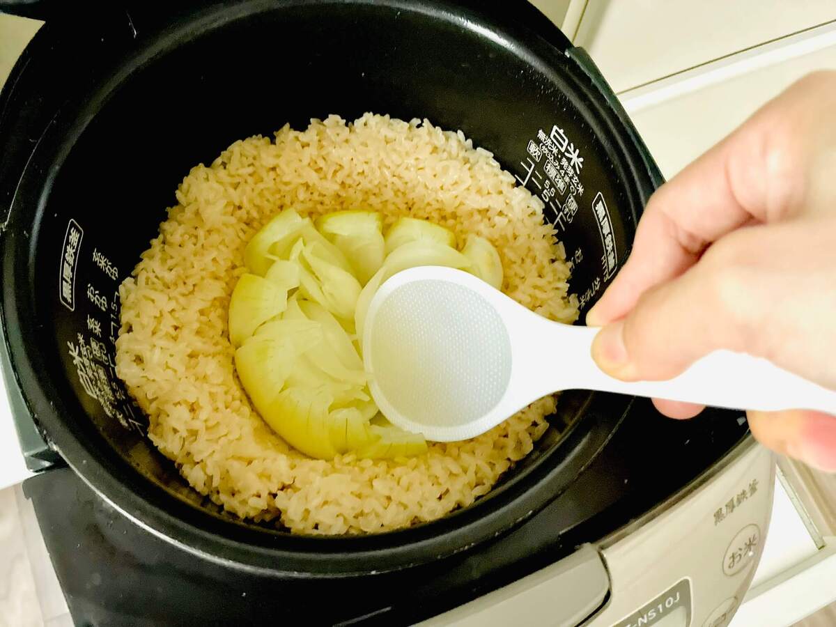 サンドウィッチマン＆芦田愛菜の博士ちゃん「玉ねぎ丸ごと炊き込みご飯」のレシピ