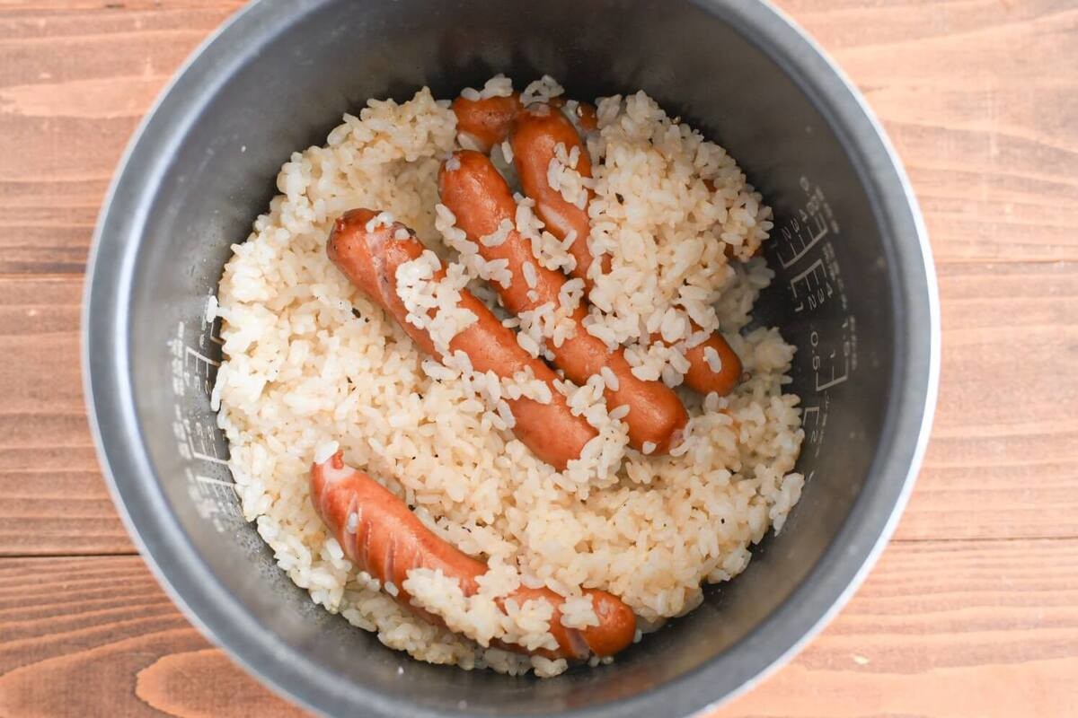 セブンプレミアム公式「金のウインナーでやみつきのにんにくバター飯」のレシピ