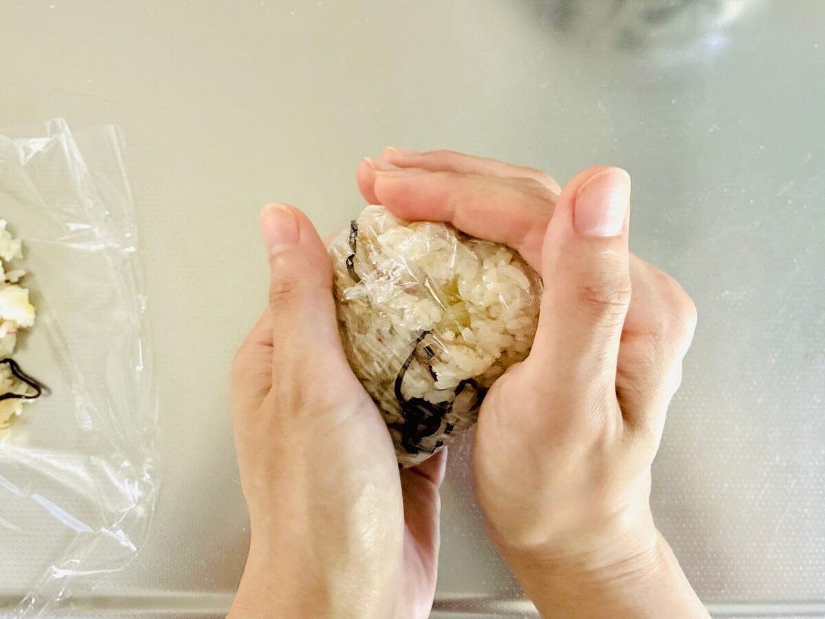 小林まさみさん「みょうがと塩昆布のおにぎり」のレシピ