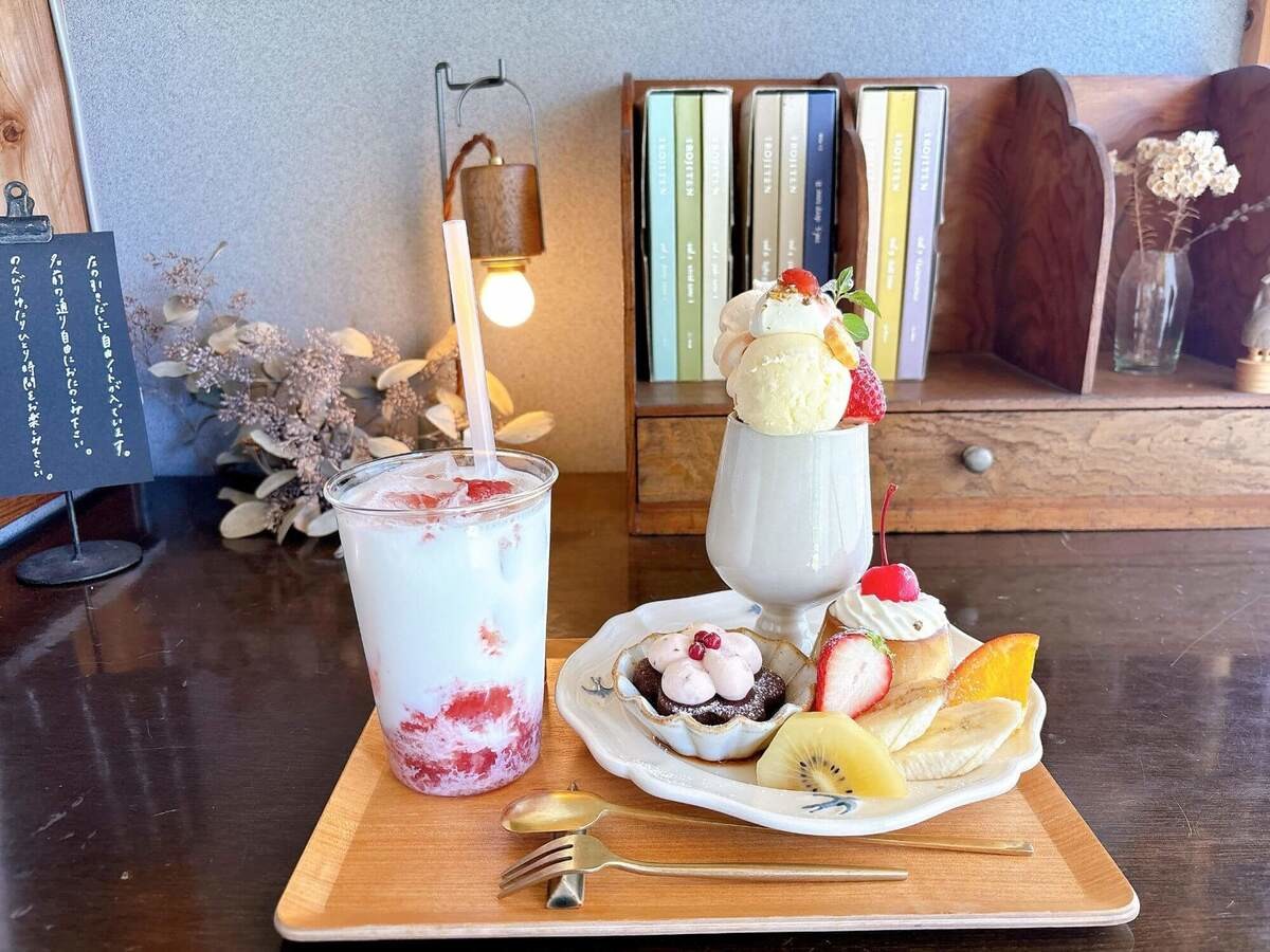懐かしさと温もりを感じるカフェ「ザッカとオヤツボワ」
