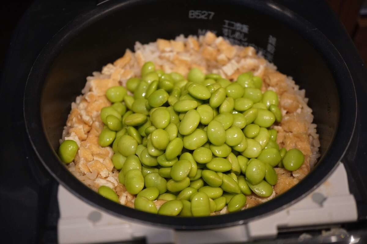 栗原はるみさん「枝豆と油揚げの炊き込みご飯」