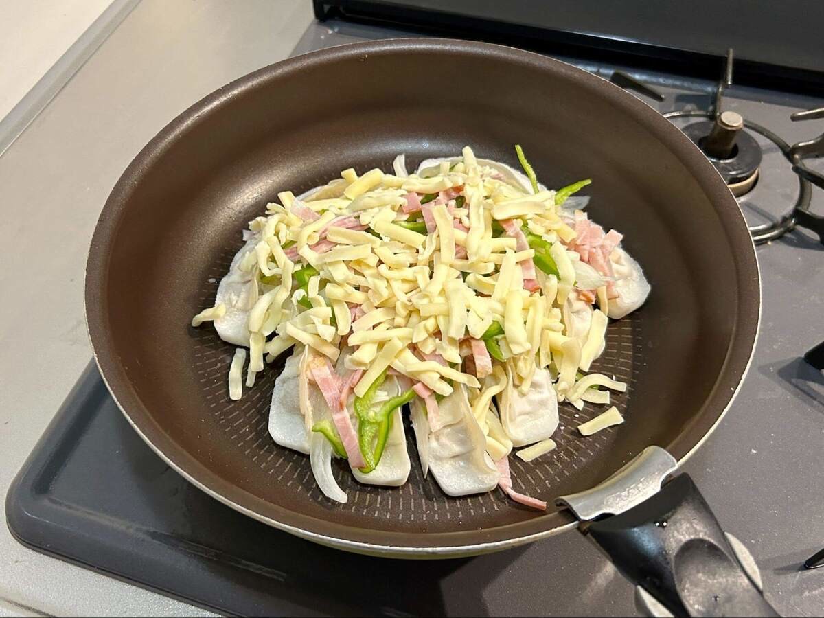 けんますクッキングさん「餃子ピザ」のレシピ