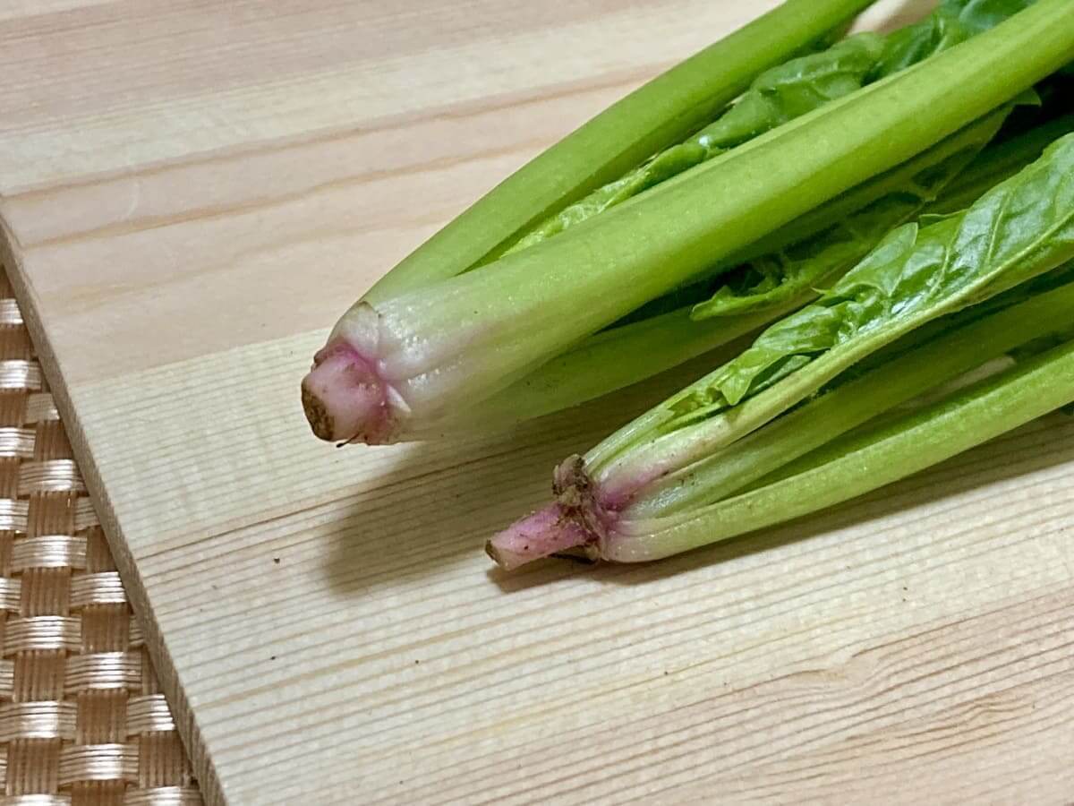 ほうれん草の「赤い部分」の正体は栄養!
