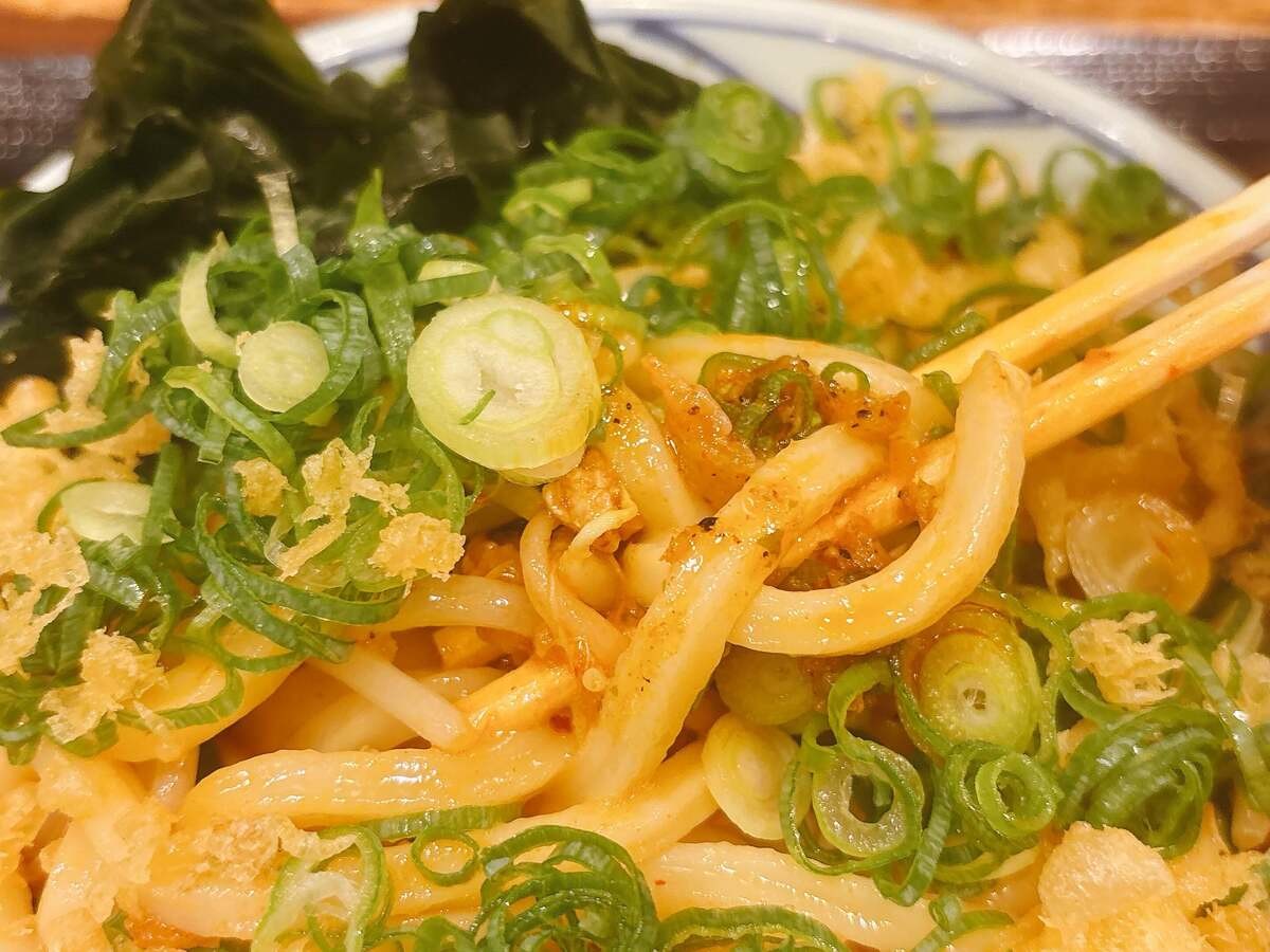 丸亀製麺「肉盛りニラ玉ぶっかけ」