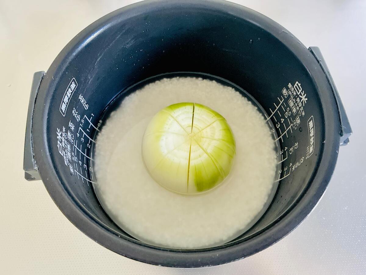 サンドウィッチマン＆芦田愛菜の博士ちゃん「玉ねぎ丸ごと炊き込みご飯」のレシピ