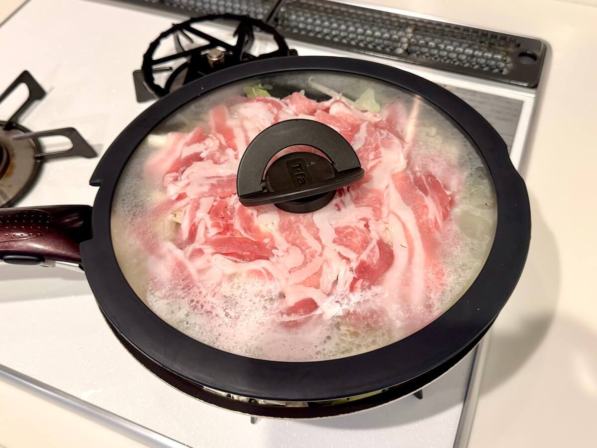 ざく切りキャベツと豚肉の蒸し焼き