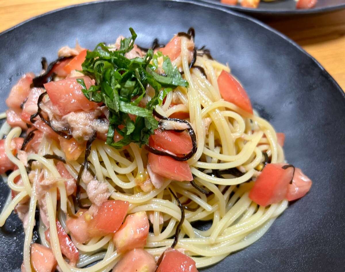 くらこん公式「塩こんぶで冷製和風トマトパスタ」