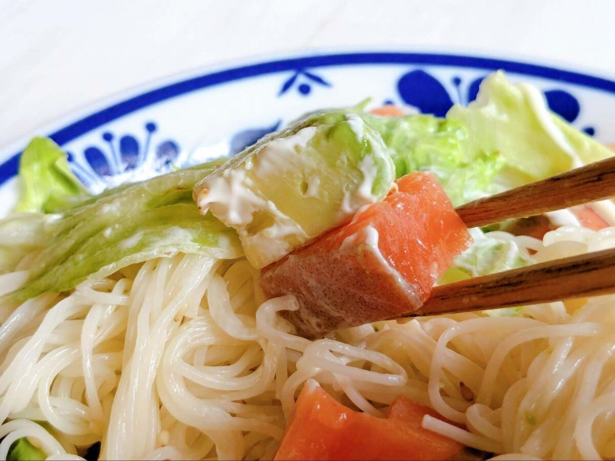 揖保乃糸®公式「サーモンとアボカドのそうめん」のレシピ