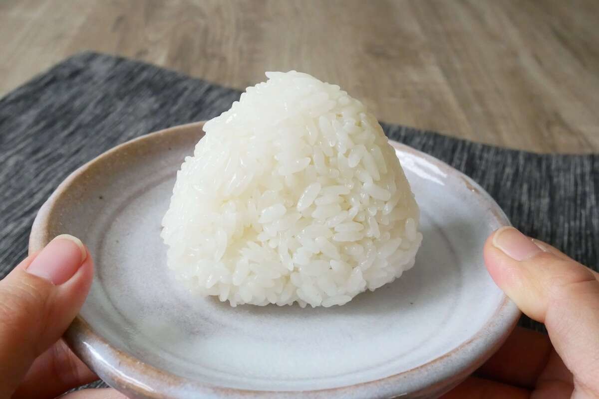 料理酒炊きごはんでつくる塩むすび