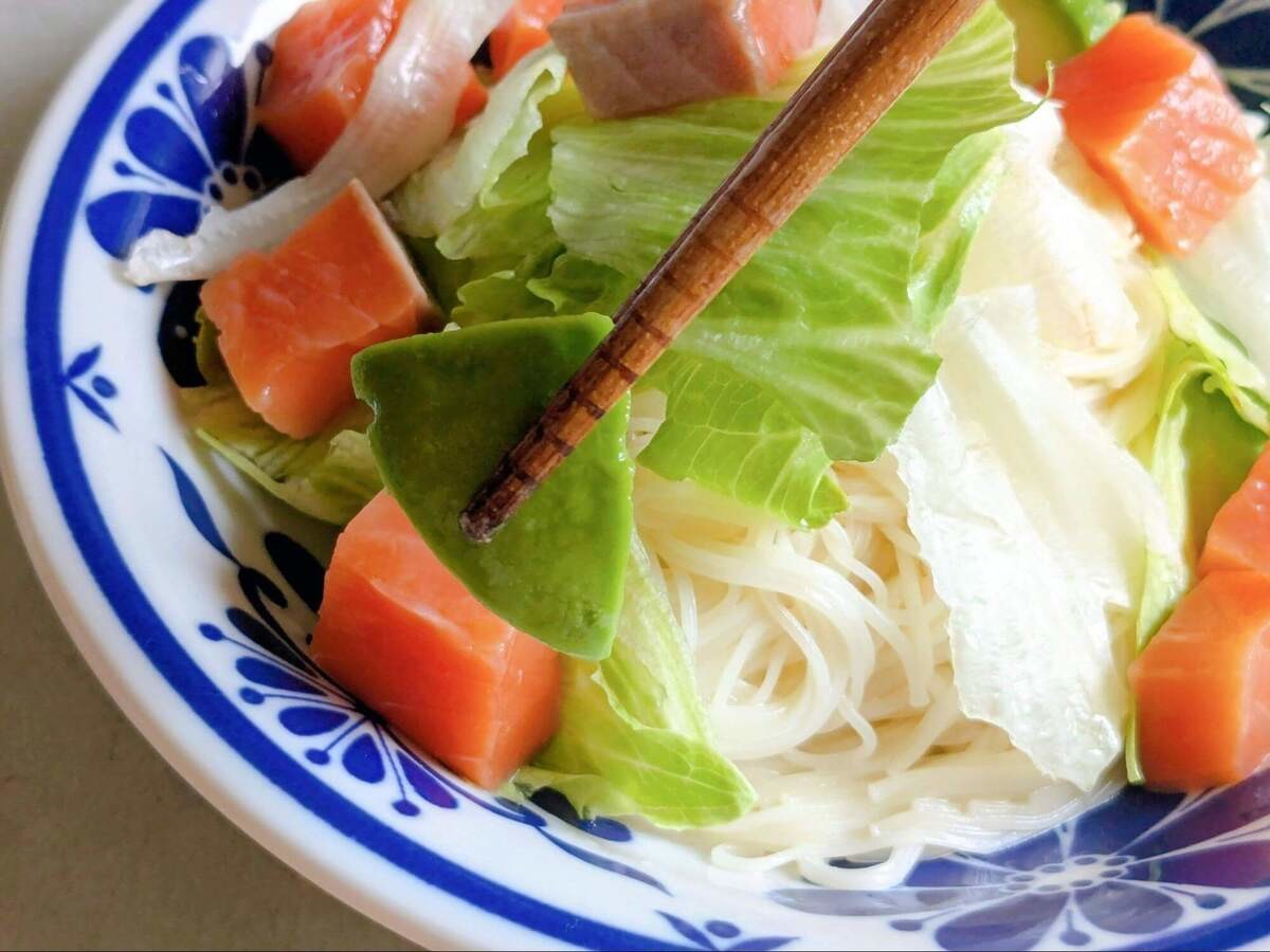 揖保乃糸®公式「サーモンとアボカドのそうめん」のレシピ