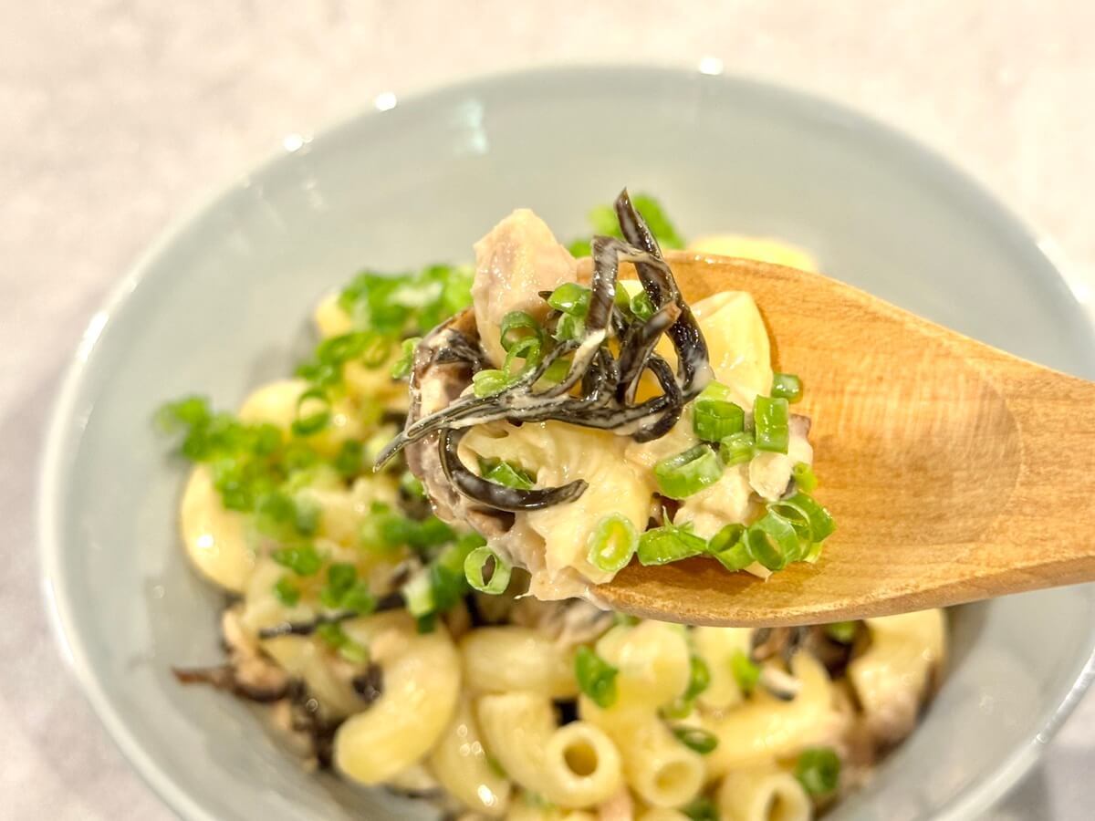 ちはるさん「【和えるだけ】塩昆布マカロニサラダ」