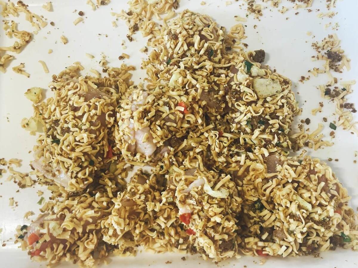 カップ麺が唐揚げの衣に!?