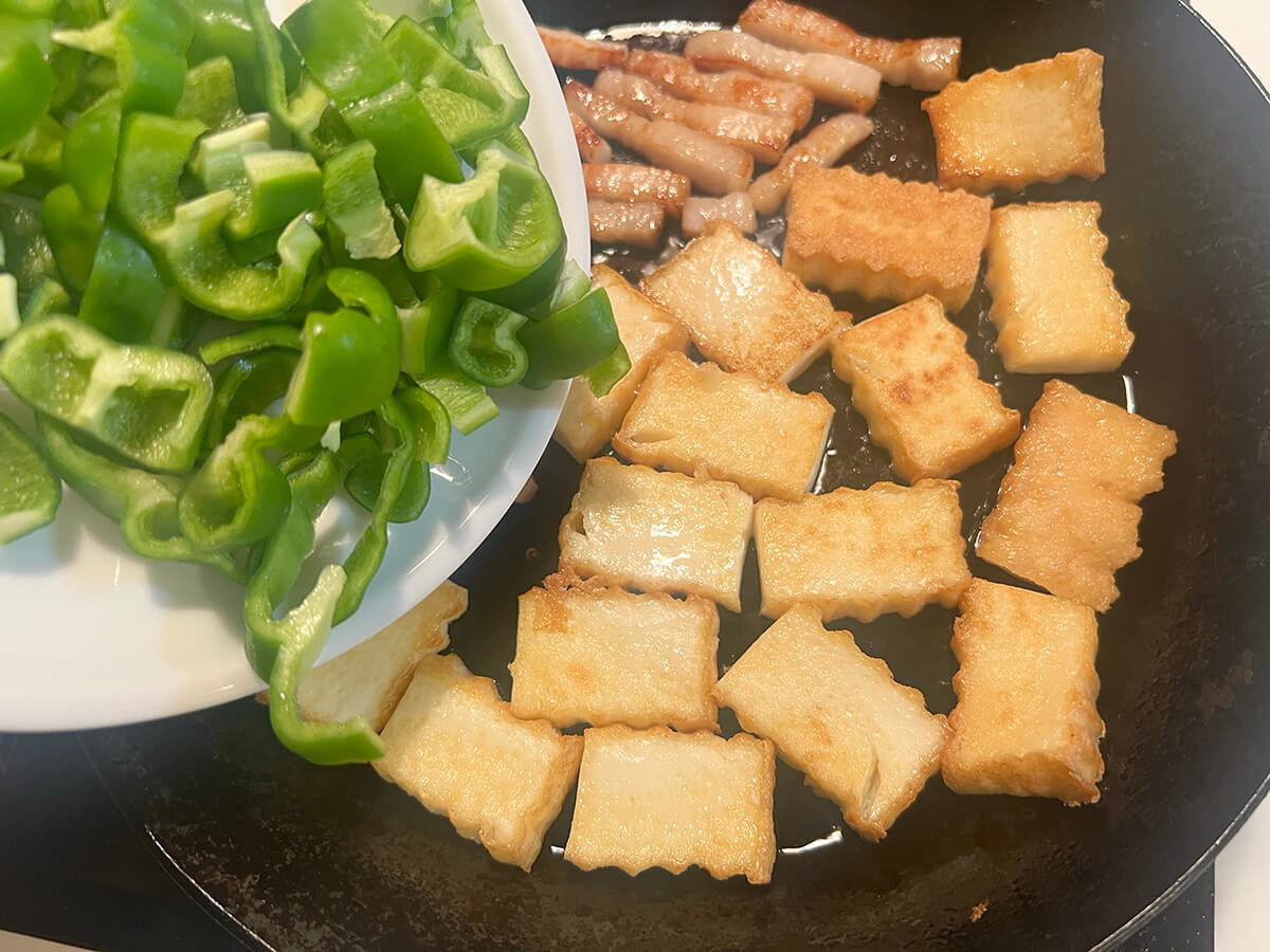 厚揚げピーマン炒め 梅おろしのせ